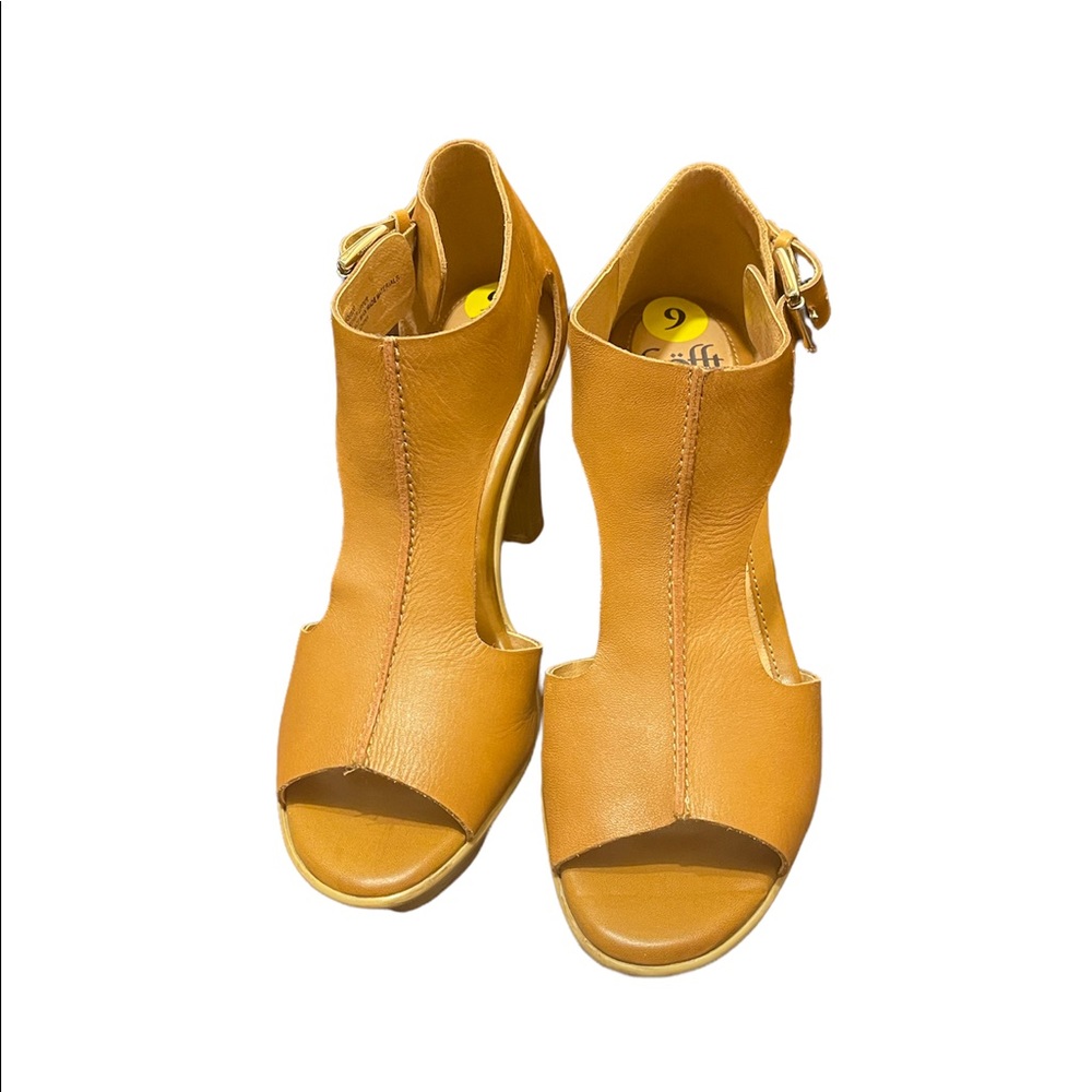 Söfft Dabney open toe leather women sandals size 9